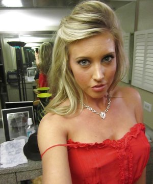 18 year old girl Ella Woods nudes on a vibrator after slowly removing clothing